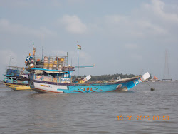 Busy fishing traffic on the narrow channel between Arnala Fort Island and Arnala Fishing Village.