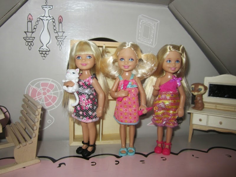 Une Vraie Barbie Dans Une Robe Rose Avec Des Chats Mignons