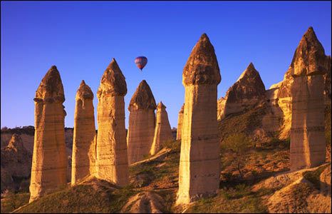 Unik, Di Turki Ada Batu Bebatuan Yang Berbentuk Menara Kastil [ www.BlogApaAja.com ]