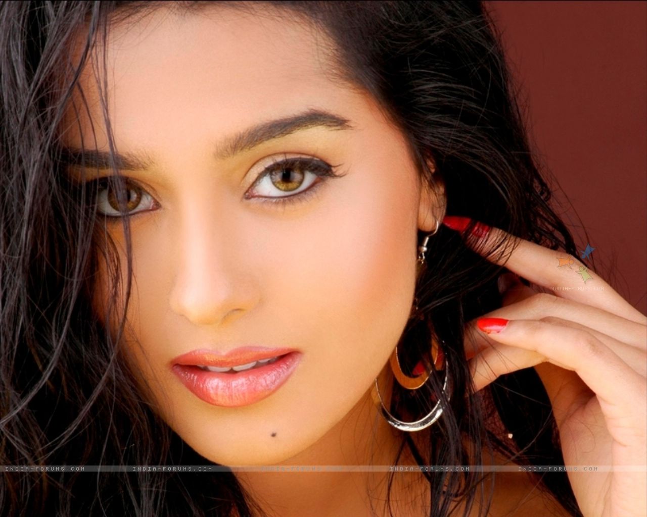 Hot actress pics: Amrita Rao