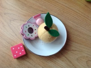 DIY play food: a bowl of apples DIY play food: a bowl of apples