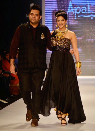 http://2.bp.blogspot.com/-Vb7sIjGI0OQ/U8TH_XxdoeI/AAAAAAABvBE/3ysO28aEK9Q/s1600/Sunny+Leone%27s+sizzling+walks+the+ramp+for+Apala+Jewels+at+IIJW+2014+(1).jpg