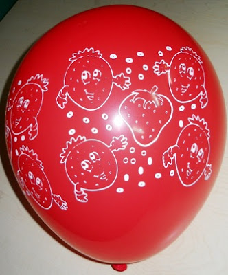 LATEX BALLOON PRINTED ALL AROUND WITH STRAWBERRIES