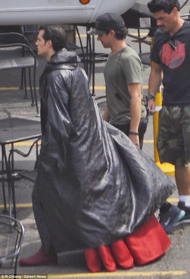 Генри в плаще поверх костюма Генри в плаще поверх костюма