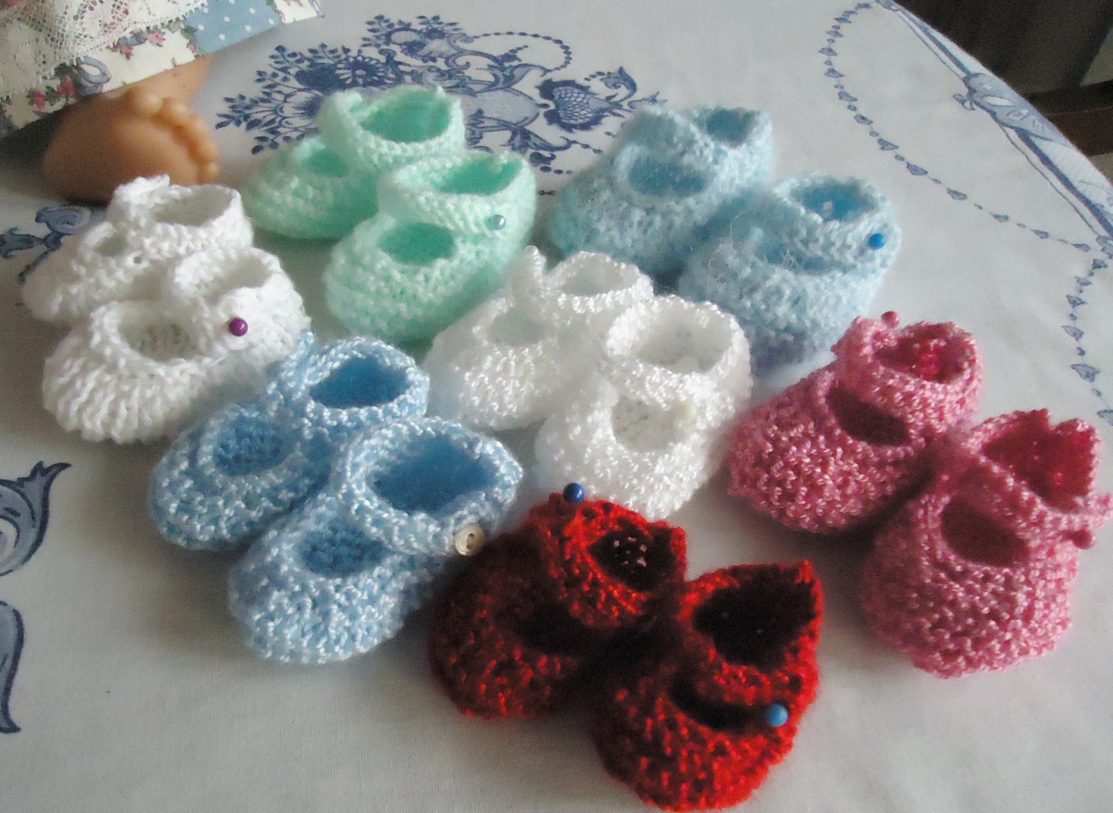 MI RINCON DE LANAS Y AGUJAS: ZAPATITOS PARA LAS MUÑECAS