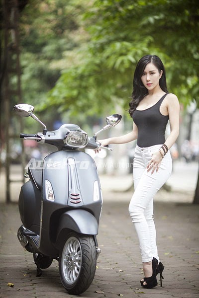 Người đẹp khoe vòng một căng tròn bên moto