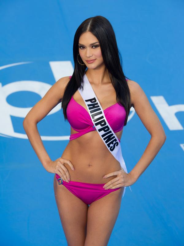 "Miss Filipina, Pia Wurtzbach saat pemotretan dengan pakaian renang di...