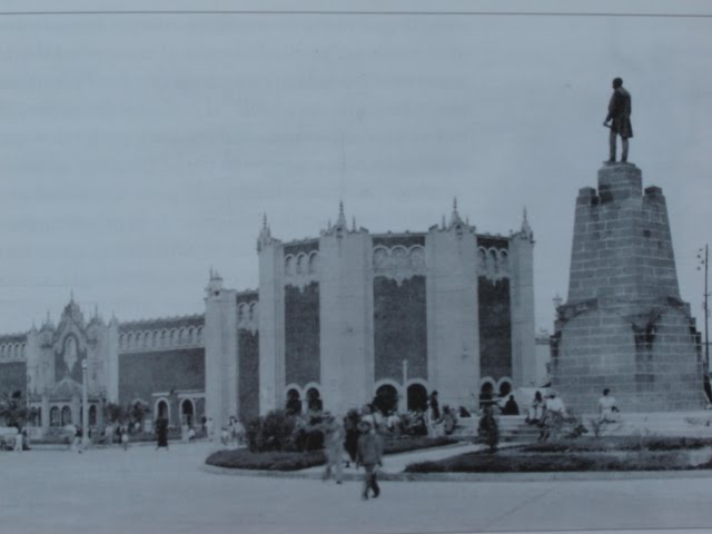1915 MONUMENTO A RAMÓN CORONA EN LA CALZADA INDEPENDENCIA FRENTE AL MERCADO DE SAN JUAN DE DIOS.