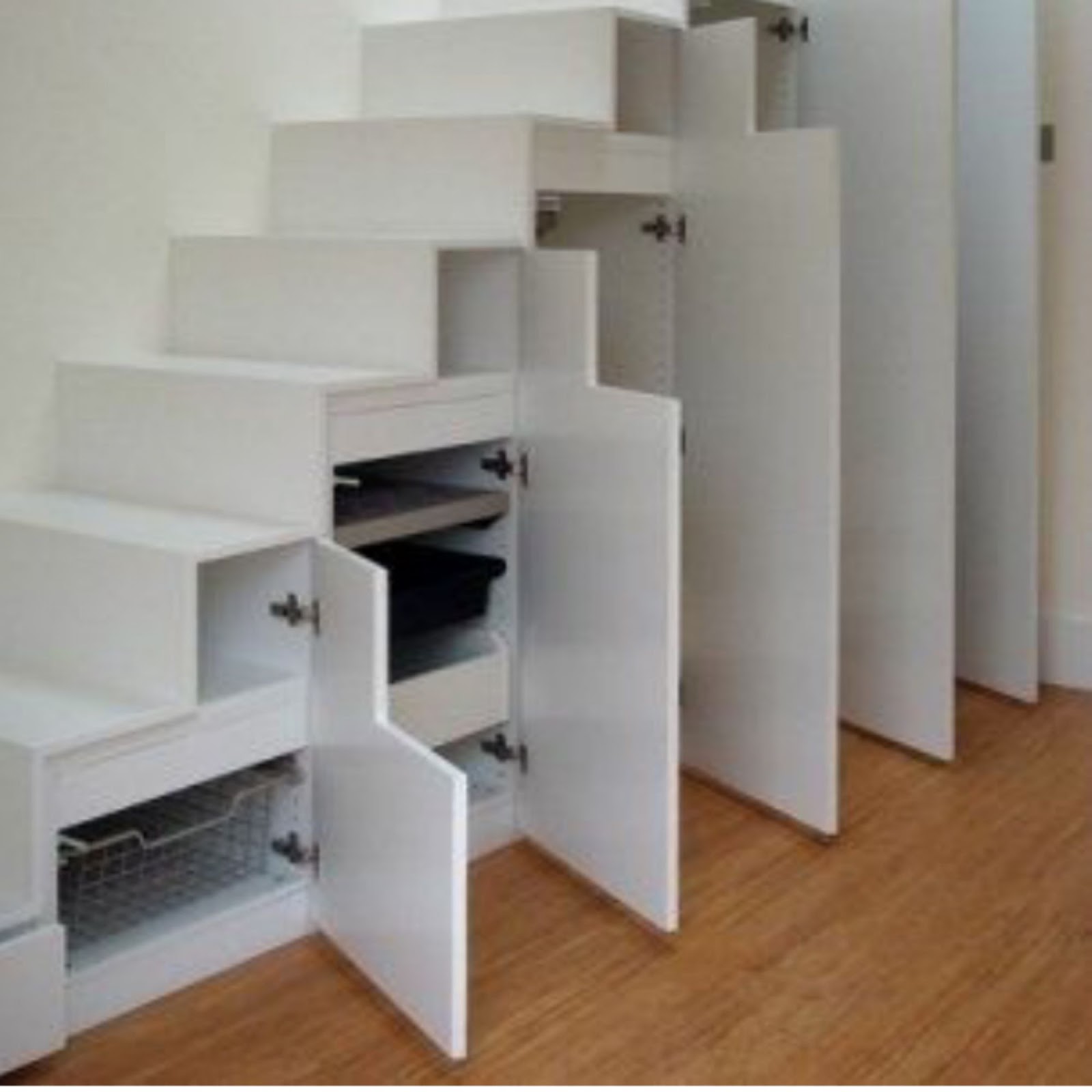 Escaleras con cajones – Materiales de construcción para la reparación