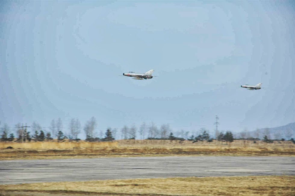 النشاطات العسكريه للزعيم الكوري الشمالي كيم جونغ اون .......متجدد  Kim+jong+un+visit+to+airbase+3