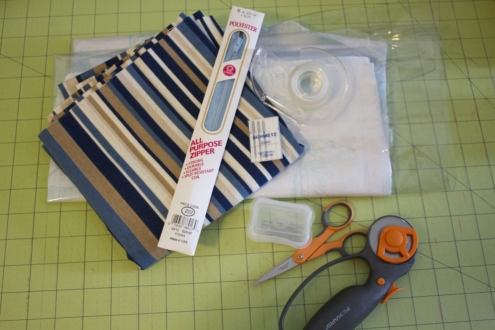 Handmade by Meg K VinylLined Makeup Bag {Tutorial}