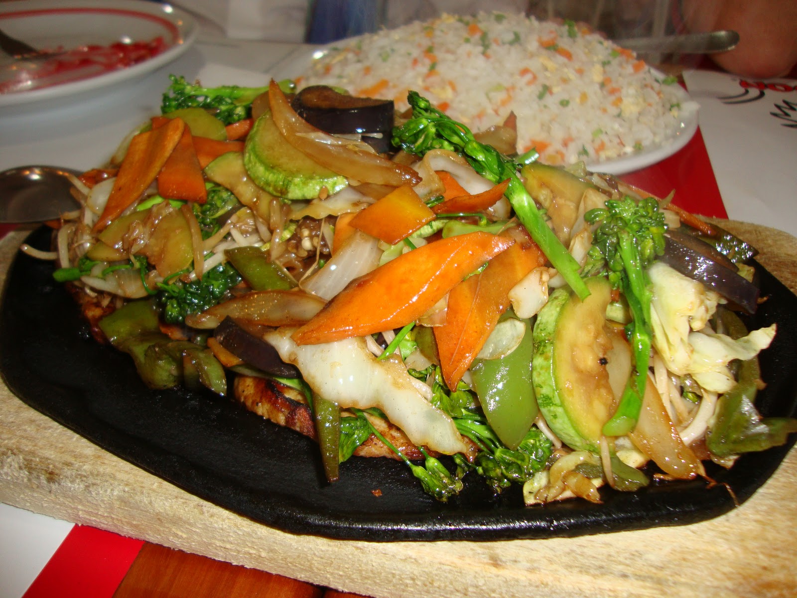 Frango xadrez tradicional com arroz chop suey colorido culinária chinesa