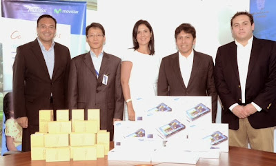 Samsung dona equipos móviles a Fundación Telefónica para promover la calidad educativa – Esta alianza global entre la empresa coreana y Fundación Telefónica, proveerá de dispositivos móviles al proyecto Aulas que promueve la calidad educativa en hospitales y escuelas beneficiadas por Fundación Telefónica, tanto en Venezuela como en varios países de Latinoamérica. Caracas, 23 de septiembre de 2013.- El presidente de Samsung Venezuela, Zezinho Lee, hizo entrega de 24 smartphones Galaxy S4 y 10 tablets Galaxy Note 10.1 al presidente de Fundación Telefónica, Pedro Cortez, como parte de la alianza que esta empresa coreana ha suscrito con Fundación Telefónica global, con el fin de proveer de dispositivos móviles al proyecto Aulas que