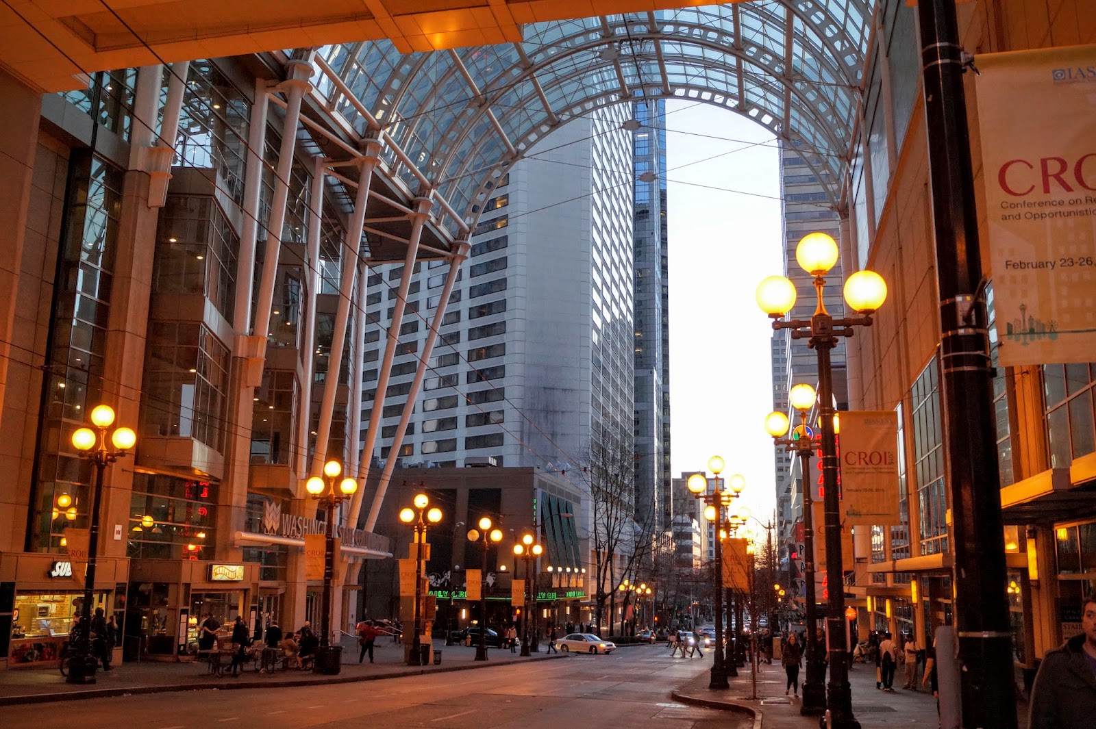 Под стеклянными сводами Конференц-цетра штата Вашингтон зажглись фонари