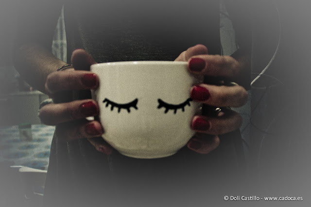 taza pintada con rotuladores de porcelana