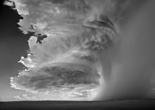 Черно-белые фотографии ураганов и смерчей Мича Доброунера