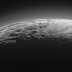 Un panorama mozzafiato dei paesaggi di Plutone: valli glaciali e banchi di nebbia?