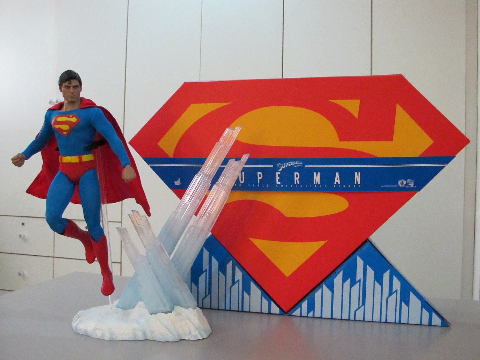Review and photos of Superman Christopher Reeve sixth scale figure by Hot  Toys