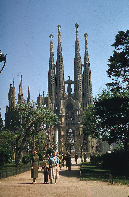 Fascinating Historical Picture of Basilica de la Sagrada Familia in 1955 