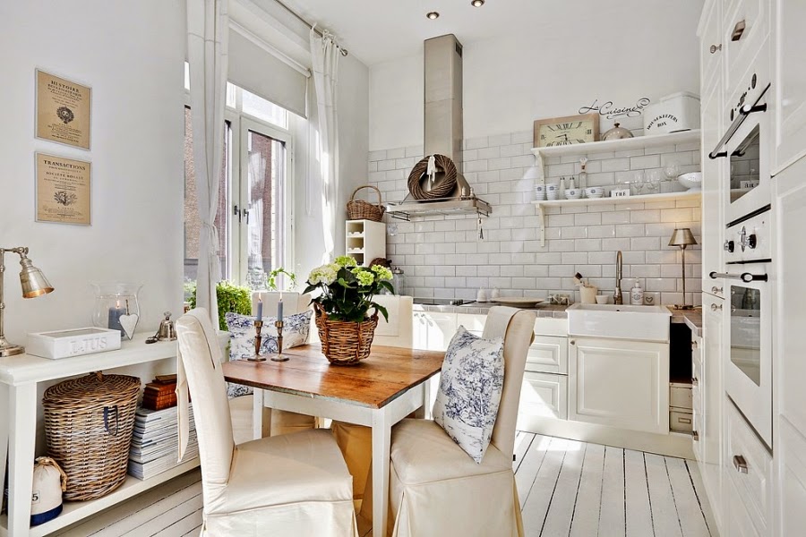 białe wnętrze, styl skandynawski, wiklinowy koszyk, ratanowy koszyk, kuchnia, stół, krzesła