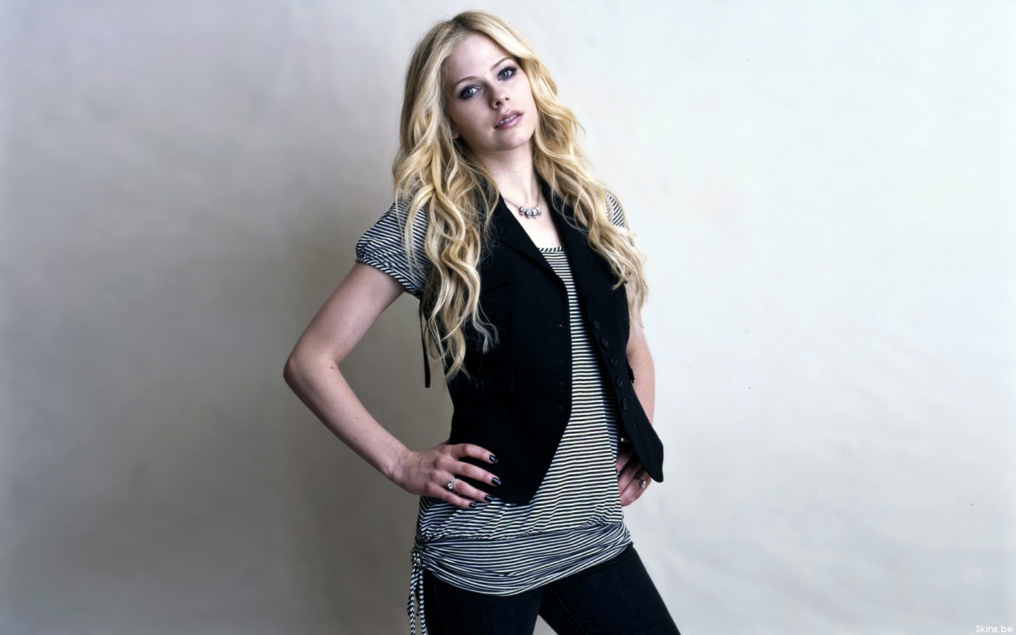 http://2.bp.blogspot.com/-VuIzE1dizFA/T3u8ZrPhjqI/AAAAAAAAAsc/hHX4wXpbfDM/s1600/avril_lavigne_49-1440x900.jpg