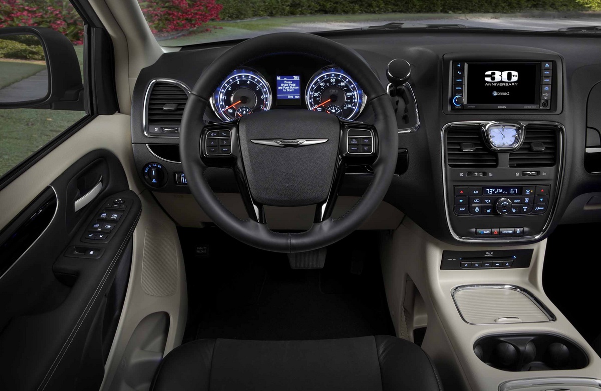 LANCIA - 2011 - [Chrysler/Dodge/Lancia] Grand Voyager* - Page 6 2014+chrysler+town+&+country+30th+anniversary+dash