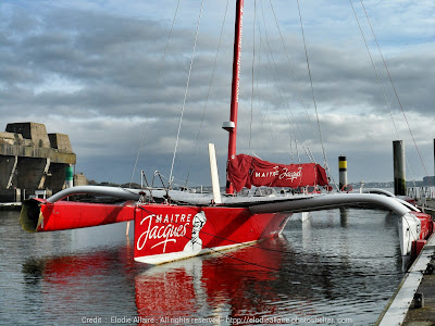 Maitre Jacques après la Route du Rhum, flotteur arraché. Maitre Jacques après la Route du Rhum, flotteur arraché.