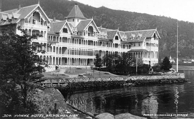 As tourism continued to grow in Balestrand and along the Sognefjord, a much larger hotel was needed so the 1890 building was razed to make room for the expansion of the 1894 hotel that eventually created the building we see in this image from 1913.