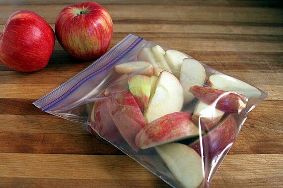 slicing+apples,+soak+in+cold+water+for+3-5+minutes,+then+soak+in+7up+or+sprit+3-5+minutes.+Divide+into+snack+size+portions+and+store+in+Ziploc+bags+in+the+fridge.+The+lemon-lime+soda+will+keep+the+apples+from+brown.jpg