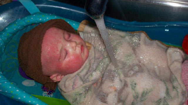 Desperate Mother Spends Time On The Internet While Her Baby Lays In A Sink Desperate Mother Spends Time On The Internet While Her Baby Lays In A Sink