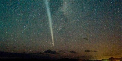 Cometa se ve en el cielo