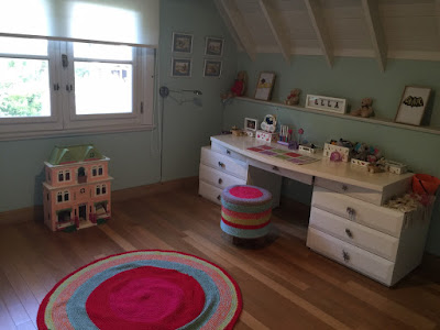 laminas decorativas tejido crochet - Un dormitorio infantil con muchos detalles. Tejidos y laminas personalizadas.