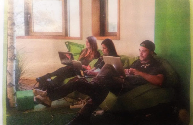 jeunes travaillant dans les locaux de la société melty france photos rare