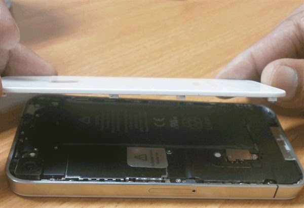 Cara membuka tutup belakang iPhone Cara membuka tutup belakang iPhone