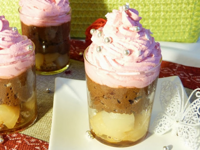 Verrine poires caramélisées, popcorn, mousse au chocolat et chantilly à la fraise