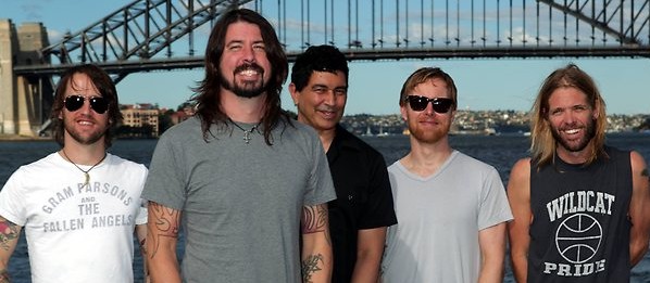 http://2.bp.blogspot.com/-W20hsIOS9ek/TugCt58mkpI/AAAAAAAABf8/5vi_gpRWRhc/s1600/Foo+Fighters.jpg