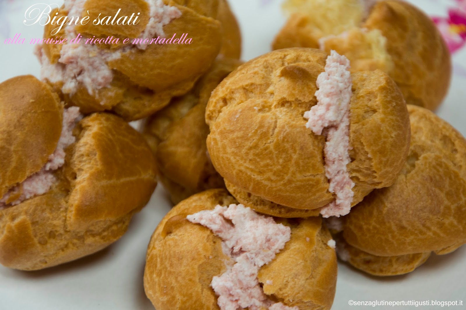 Bignè salati alla mousse di ricotta e mortadella