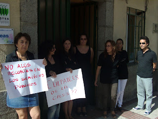 Funcionarios de la diputacion protestan ante la sede de Béjar
