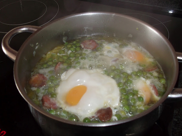 Ervilhas com Ovos Escalfados