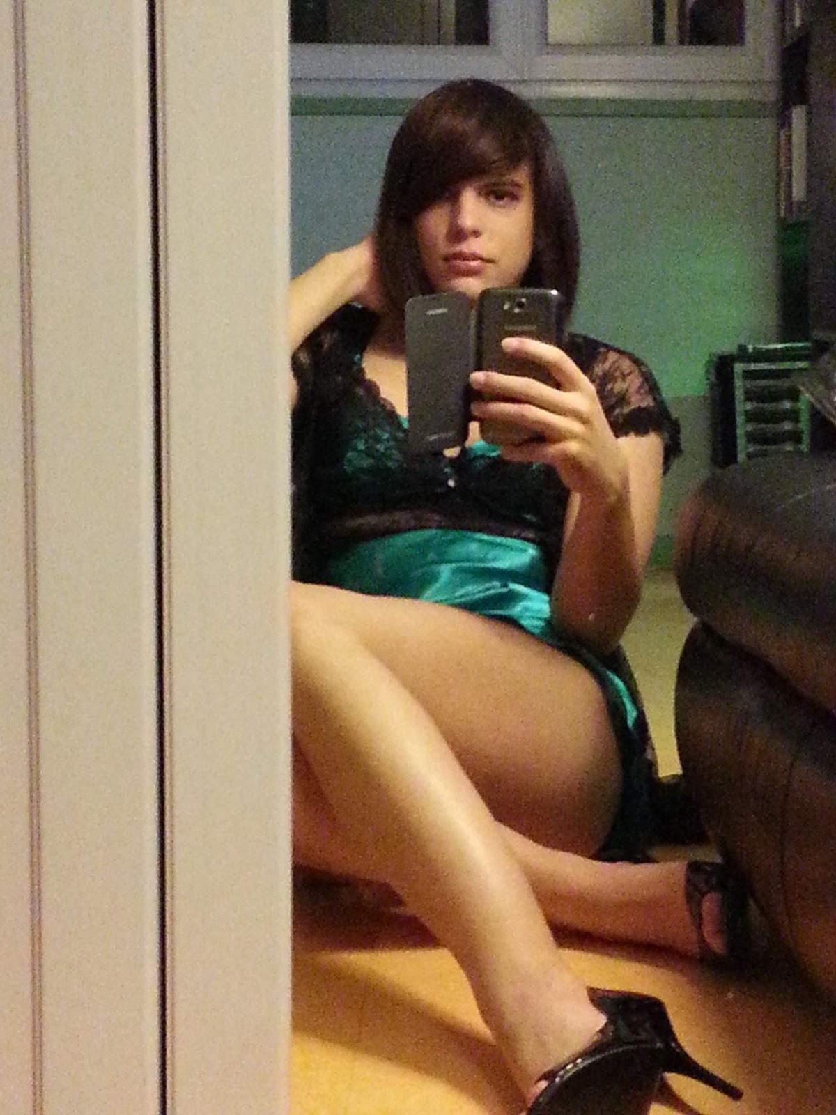 Сексуальная транс азиатка перед зеркалом гоняет балду