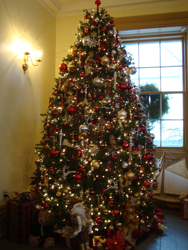 The Shiretown Blogger: Beautiful Christmas decorations at Connell House