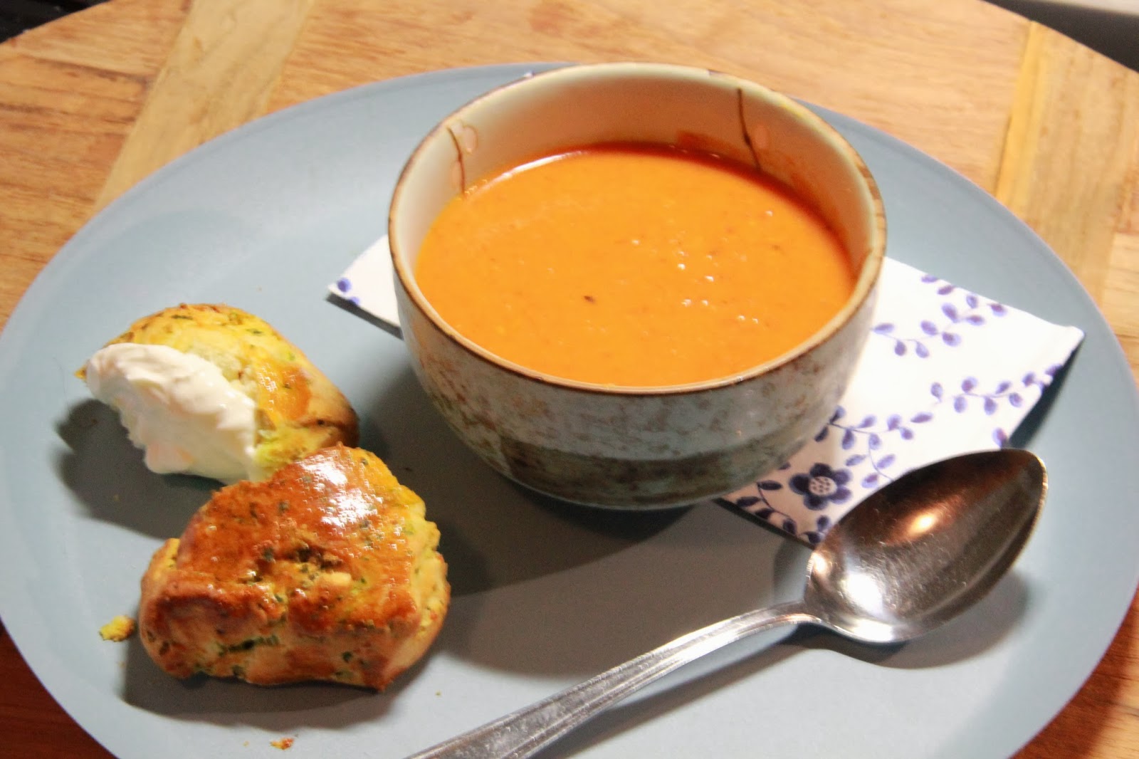 Geroosterde tomaten-paprika soep met pesto scones - www.desmaakvancecile.com