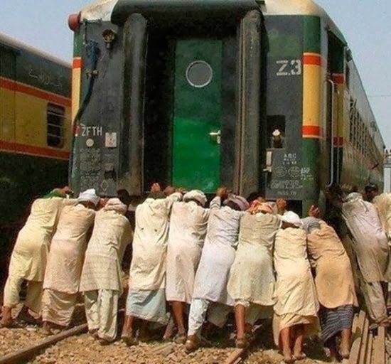 Funny Photos of Pakistan Railway Passengers - Pakistan Hotline