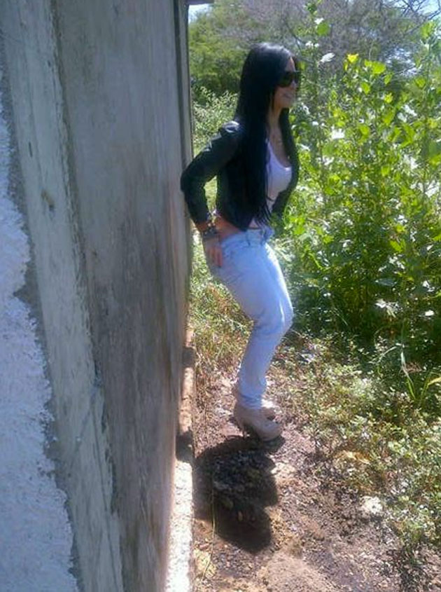 FOTO CHICA MEANDO CAGANDO foto chica meando cagando: