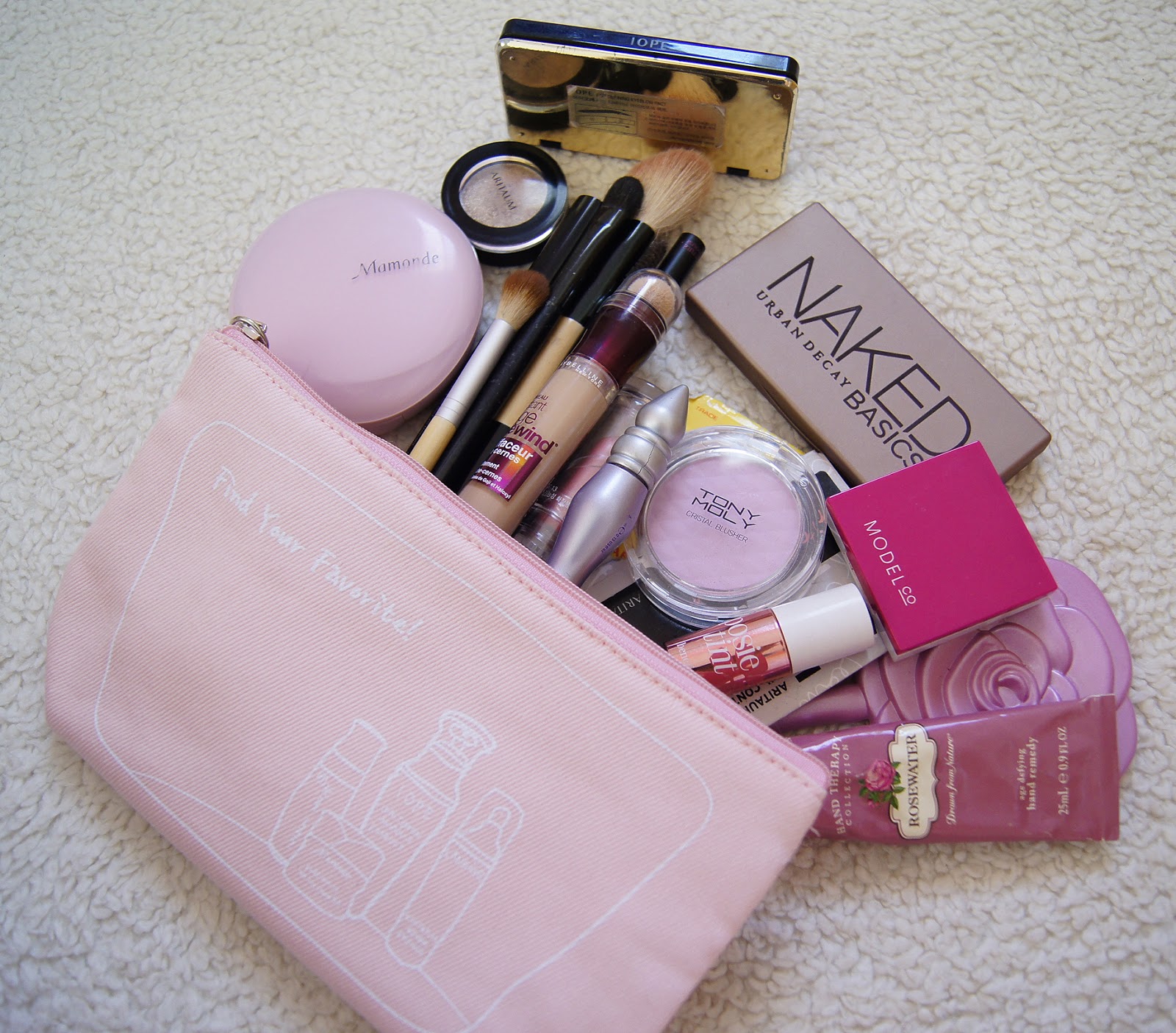 OnleeAmore What's in my Makeup Bag?