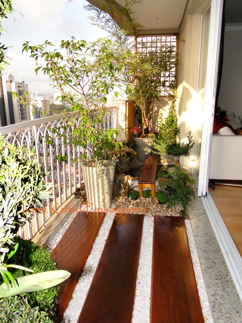 mini jardim oriental:Pra você que fechou a varanda com vidro segue a dica da Britta Riley. mini jardim oriental:Pra você que fechou a varanda com vidro segue a dica da Britta Riley.
