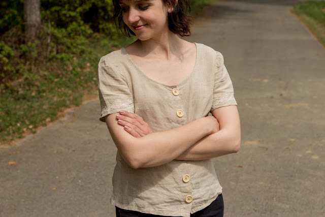 Sorbetto Top von Colette Patterns mit Ärmel nähen - einfache und kostenlose Anleitung für Damenkleidung - Oberteil mit Stickerei