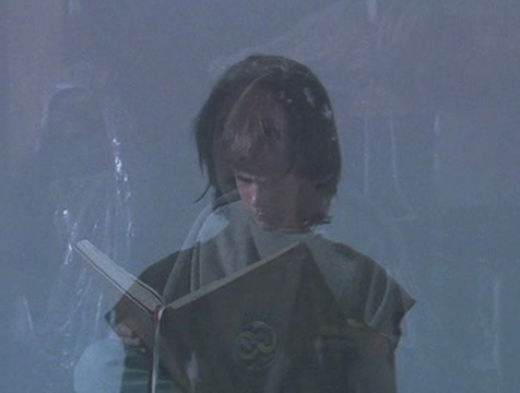 Atreyu (Noah Hathaway) ve a Bastián (Barret Oliver) en la Puerta del Espejo Mágico en La historia interminable - Cine de Escritor Atreyu (Noah Hathaway) ve a Bastián (Barret Oliver) en la Puerta del Espejo Mágico en La historia interminable - Cine de Escritor