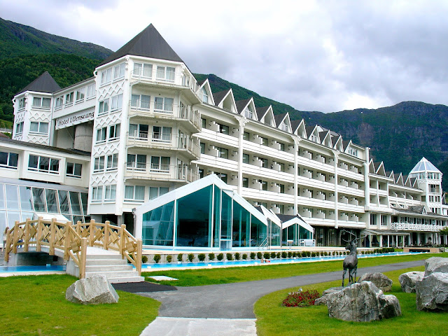 The magnificent Hotel Ullensvang as it is seen today against the backdrop of the Hardangervidda mountain range. Photo: EuroTravelogue™.