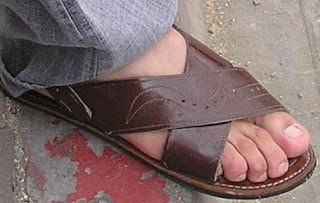Homem usando sandálias de couro tradicionais - Pés Masculinos - Huaraches